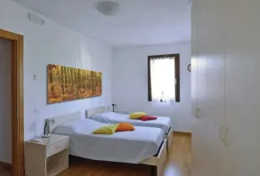 Single house with parking space and garden - Image 4