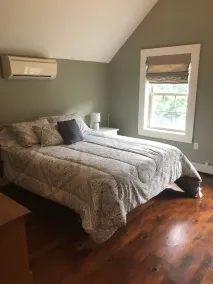 Bellamente renovada casa de campo de 1840 en la ruta del vino del lago Keuka. - Image 4
