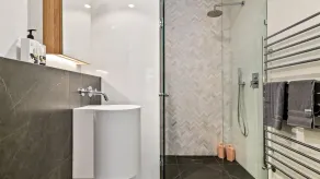 Luxe Parkside Hampton Home - Image 4