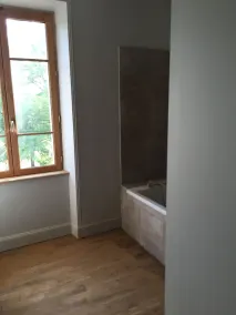 Maison grande capacité avec piscine intérieure et grands espaces extérieurs - Image 3