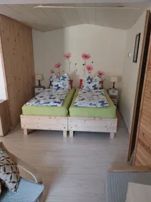 Regina vacation room with its own seating area - Image 4