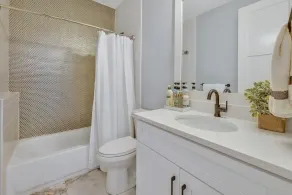 Bright airy lakeside home in gated community - Image 5