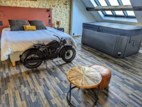 Chambre Industrielle Avec Jacuzzi Privatif Sous les Poutres - Image 4