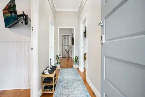 Stylish House 8mins walk to Figtree Grove - Image 2