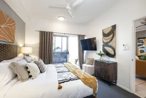 Luxury City Escape – Stylish 3-Bedroom Apartment with Balcony & Rooftop Pool! - Image 5