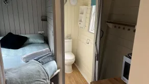 Tranquil Cabin Retreat- Sleeps 2 Parking - Image 4
