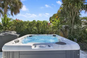 Heated salt water-pool & spa, walk to local beach, park, boat ramp, restaurants. - Image 2