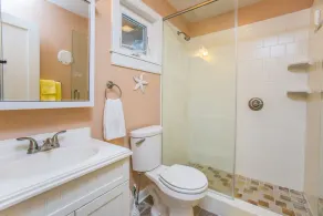 Unique 2-bedroom waterfront cottage - Image 4
