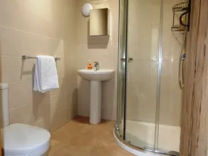Fabulous boutique cottage for 2 people overlooking a large pond and gardens - Image 2