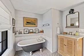 Maison rénovée avec accès à l'eau et équipée de commodités - Image 3