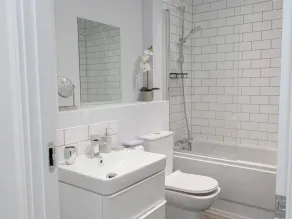 2br-sleeps4-citycentre-parking-rooftop - Image 2