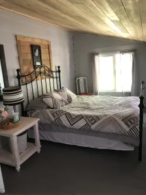 Lakeside house with room to roam - Image 3