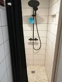 Pragt værelse med terrasse og have - Image 3