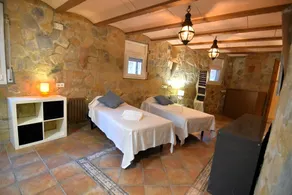Charming Villa for Rent in Roses, Costa Brava: Private Pool, Ideal for Families and Large Groups. - Image 2
