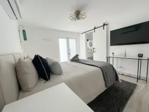 Luxury 5 Bedroom Home, 3 Minute Walk from the Beach - Image 5