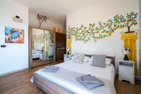 Wohnungen in freistehender Villa in 8 individuelle Wohnungen mit Pool umgewandelt - Image 5