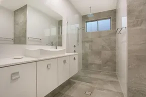 STUNNING DESIGNER HOME – Exceptional Quality - Image 5