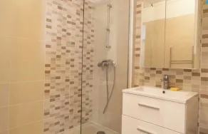 Private Room in a Shared Apartment - Bron - Image 2
