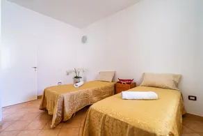 Apartamento 'La Casetta Di Asia' con terraza privada y aire acondicionado - Image 2