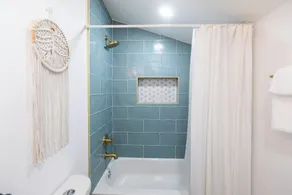 Sparkling Clean, Stylish 1-bdrm w/parking - 5 min to hiking & beach! - Image 5