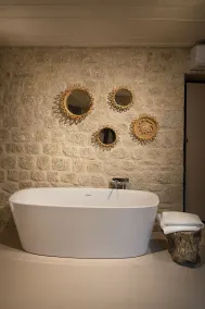 Profitez de la relaxation de la vie chic balnéaire dans une villa traditionnelle en pierre - Image 2
