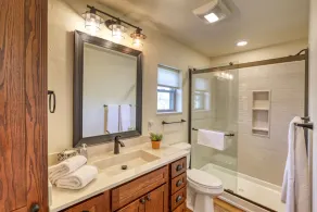 Gold Mining Condo King Bed Modern Comforts - Image 4