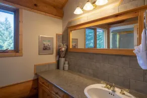 Spectacular mountain views in beautiful log chalet - Image 4