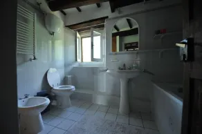 Grande maison de campagne rénovée avec piscine, idéale pour des petits groupes - Image 4