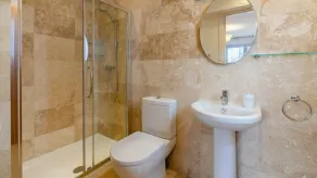 Muntjac Lodge, Cotswold Water Park, sleeps 10 guests in 5 bedrooms - Image 2