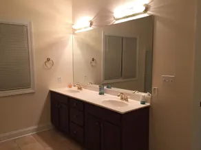 LAKEFRONT, 10 BEDROOMS, 5.5 BATHS, SLEEPS 32, Dock, TWIN COVE MARINA. 6 mins I75 - Image 2