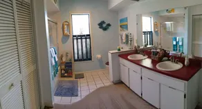 Charming Lakefront Studio w/Lanai & Dock in Lakeview Village - Image 2
