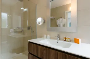 Luxury Modern Villa with 6 Bedrooms featuring a Private Pool, Garden, Parking & SPA - Image 3