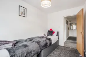 Free parking★ Gated Haven★ Stunning 2 Bed Apt ★WatfordFC/Hospital/Atria/Theater★ - Image 4