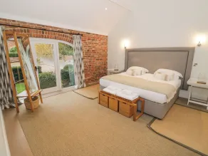 THE PIGGERY, pet friendly, luxury holiday cottage in Welland - Image 4