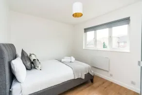 Sleek and Stylish 2BD Home with a Garden Anerley - Image 4