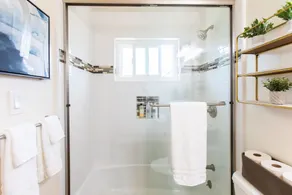 Bright 1Bd/1Ba w/ Free Parking, Full Kitchen, Fast WiFi - Image 3