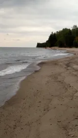 Cerca de varias caídas de agua y el representado de las rocas National Lakeshore - Image 3