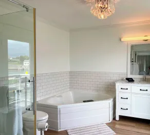 Master Suite with magnificent views of the ocean - Image 4
