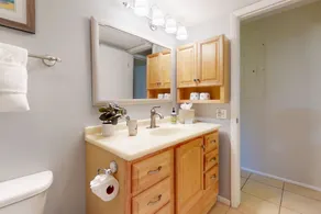 Lush tropic stay with a lanai, washer/dryer, shared pool, hot tub, & game room - Image 4