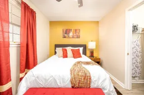 Near Hospitals | P&G | 3 TVs | King 🛏 | PetsOK🐩 - Image 5