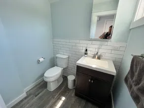 Stunning, light-filled beach house with hot tub & sauna, minutes from the beach! - Image 5