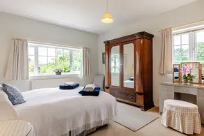 Charming detached cottage in peaceful, rural setting with woodland & ponds - Image 5