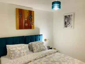 Green Lantern, Private En-suite Double Room, Garden and Free Parking - Image 3