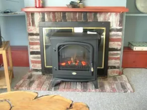 Cozy Retreat, Hot tub, Wireless,Close to Kezar Lake, abuts White Mountains - Image 2