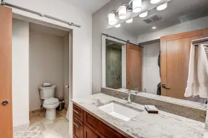 Frisco rivière Townhomes est nouvelle construction dans le cœur de Frisco. Tout sur la rue principale de Frisco est facilement accessible à pied et le service de navette qui passe juste devant elle vous amène à l'un des monde des stations de ski de cla... - Image 5
