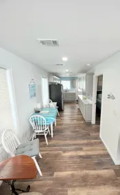 Waterfront house with sandy beach near downtown - Image 4