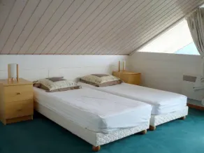 Samtida hus, trä och glas med uppvärmd pool - Image 4