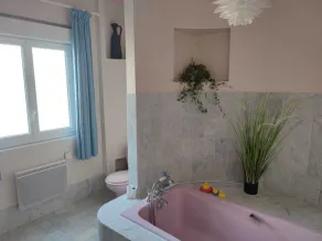 Gran casa familiar con grandes espacios y gran parque. - Image 3