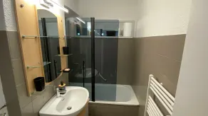 Stunning lake view - 3-bedroom apartment with parking - Ideally located - Image 2