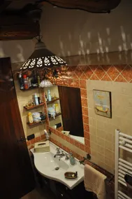 Hus med trädgård i en stengård - Image 3